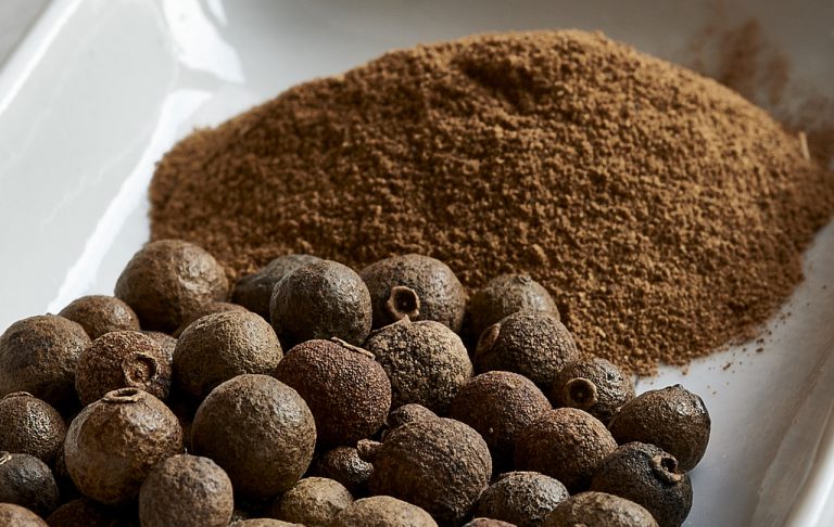 nové koření celé